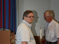 Standaarienjako  Tässä Tapio Tolonen noutamassa omaan standaariansa.